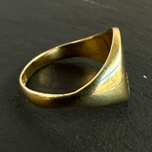 Load image into Gallery viewer, 18k Gold Cobra Signet Ring
