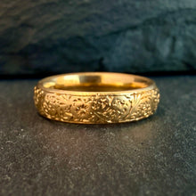 Load image into Gallery viewer, Engraved 18k Gold Antique Band
